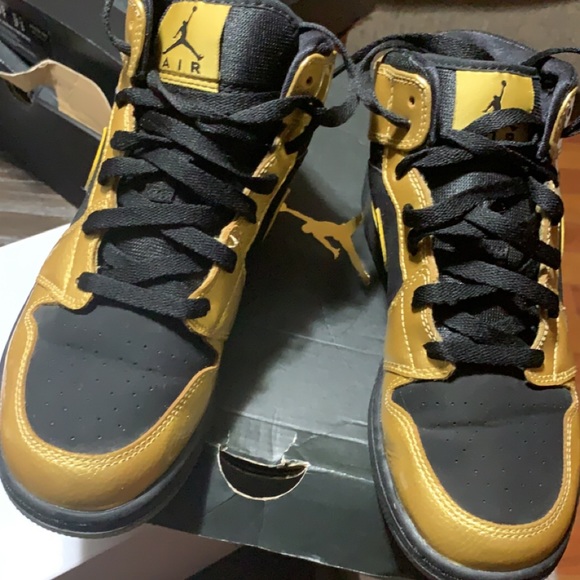 Metallic gold and black Jordan 1s mid size 6.5 - Picture 3 of 3